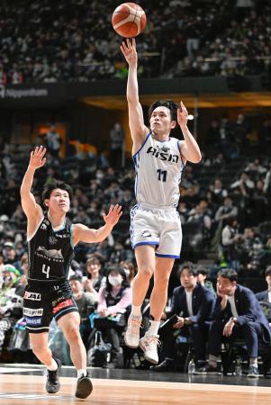 　エスコンフィールド北海道で行われたバスケットボールＢリーグ１部の北海道戦でシュートを放つ三河の久保田（右）＝２８日、北海道北広島市