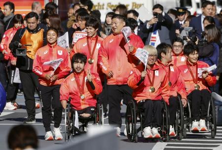 　パリ五輪・パラリンピックの日本選手団による応援感謝イベントでパレードするパラ競泳男子の鈴木孝幸（手前左）、車いすラグビーの池崎大輔（同右）ら＝１１月、東京・日本橋