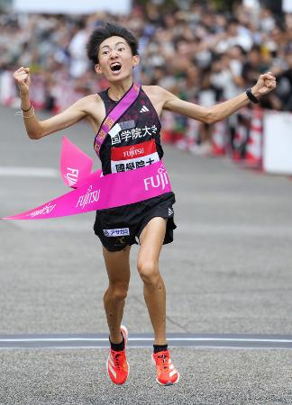 出雲全日本大学選抜駅伝で優勝した国学院大のアンカーの平林清澄＝１０月、出雲ドーム前