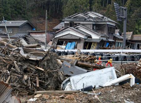 石川県輪島市町野町で傾いたまま残る家屋＝３０日午後