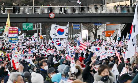 　２日、韓国の尹錫悦大統領の公邸近くに集まった支持者たち＝ソウル（共同）