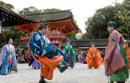 伝統装束をまとい、平安時代の貴族らが興じた蹴鞠を奉納する「蹴鞠初め」＝４日午後、京都市左京区の下鴨神社