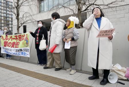 昨年２月、訪問介護サービスの介護報酬基本料の引き下げを受け、国会前で抗議するヘルパーら