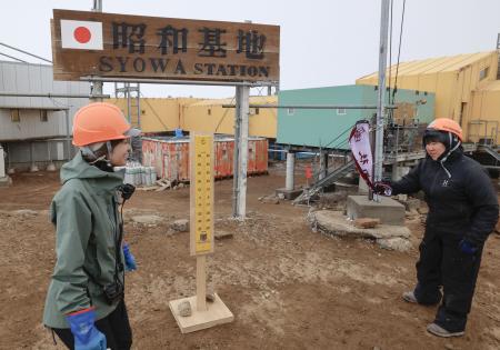 南極・昭和基地から中継で、タオルを使った実験を披露する長浦紀華さん（右）と山本那由さん＝２４日（南極観測隊同行記者撮影）