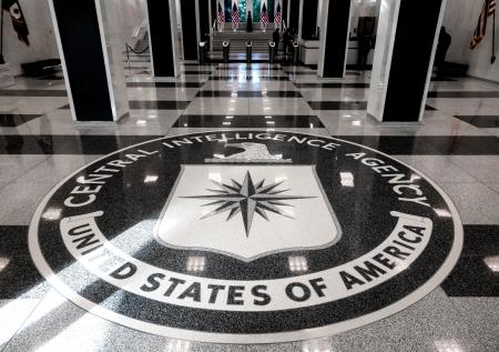 米中央情報局（ＣＩＡ）本部のエントランスに描かれたエンブレム＝米バージニア州（ロイター＝共同）